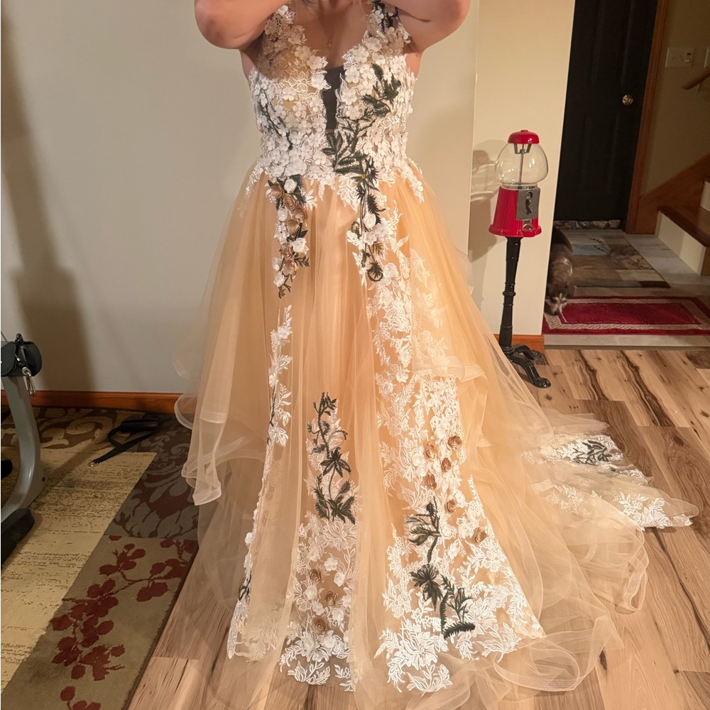 Elegant Floral Lace Wedding/Prom Dress in Cream and White